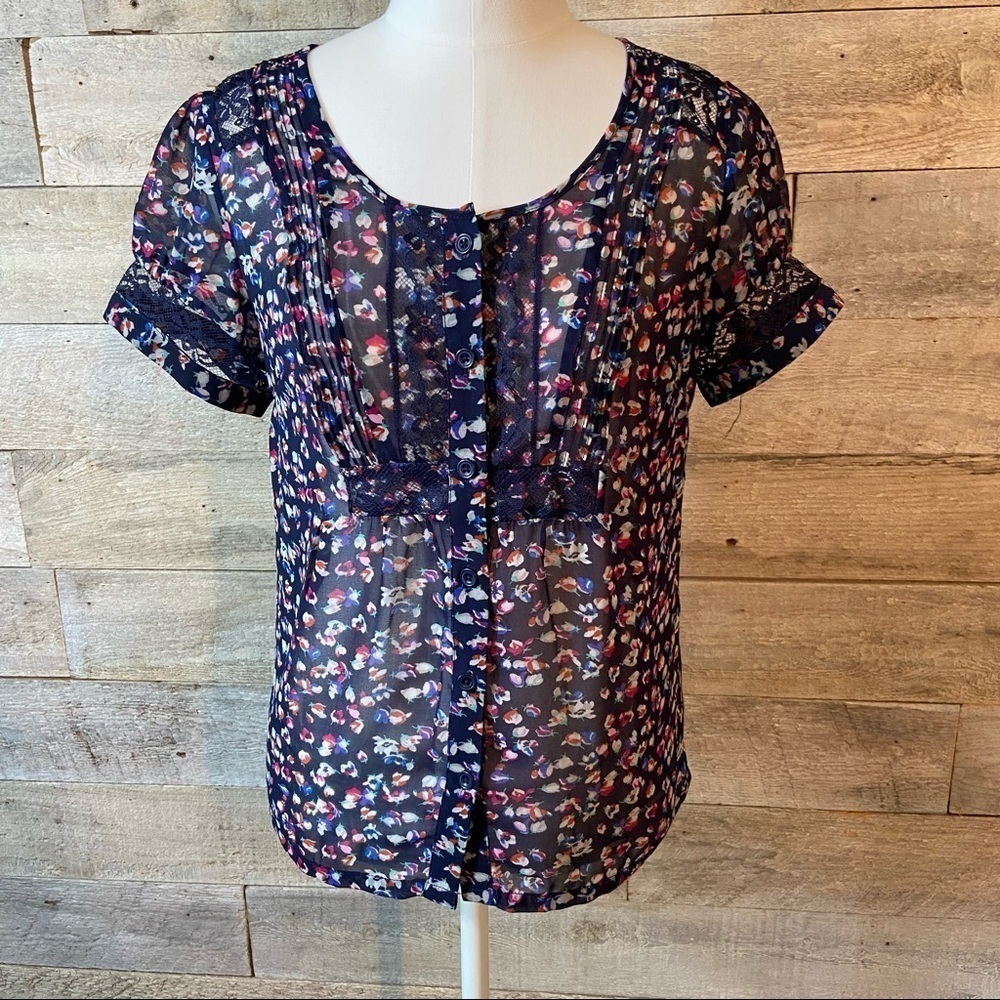 🛍️3/$30 American Eagle floral sheer blouse in size x-small